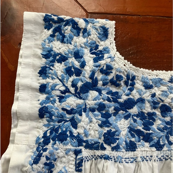 Mi Golondrina white & blue embroidered Flores blouse Sz L - Picture 3 of 7